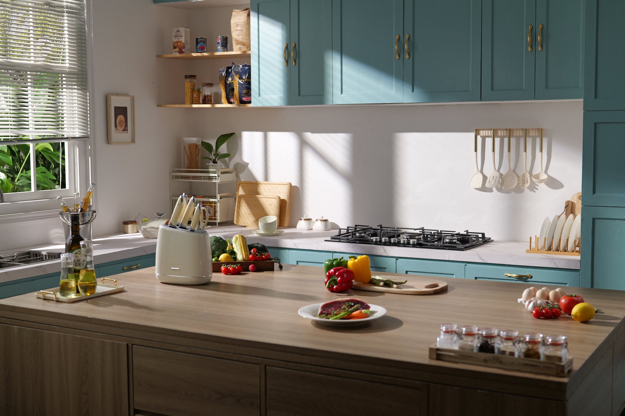 OOU kitchenware set display | Enhancing kitchen aesthetics and design with a blend of modern and functional style.